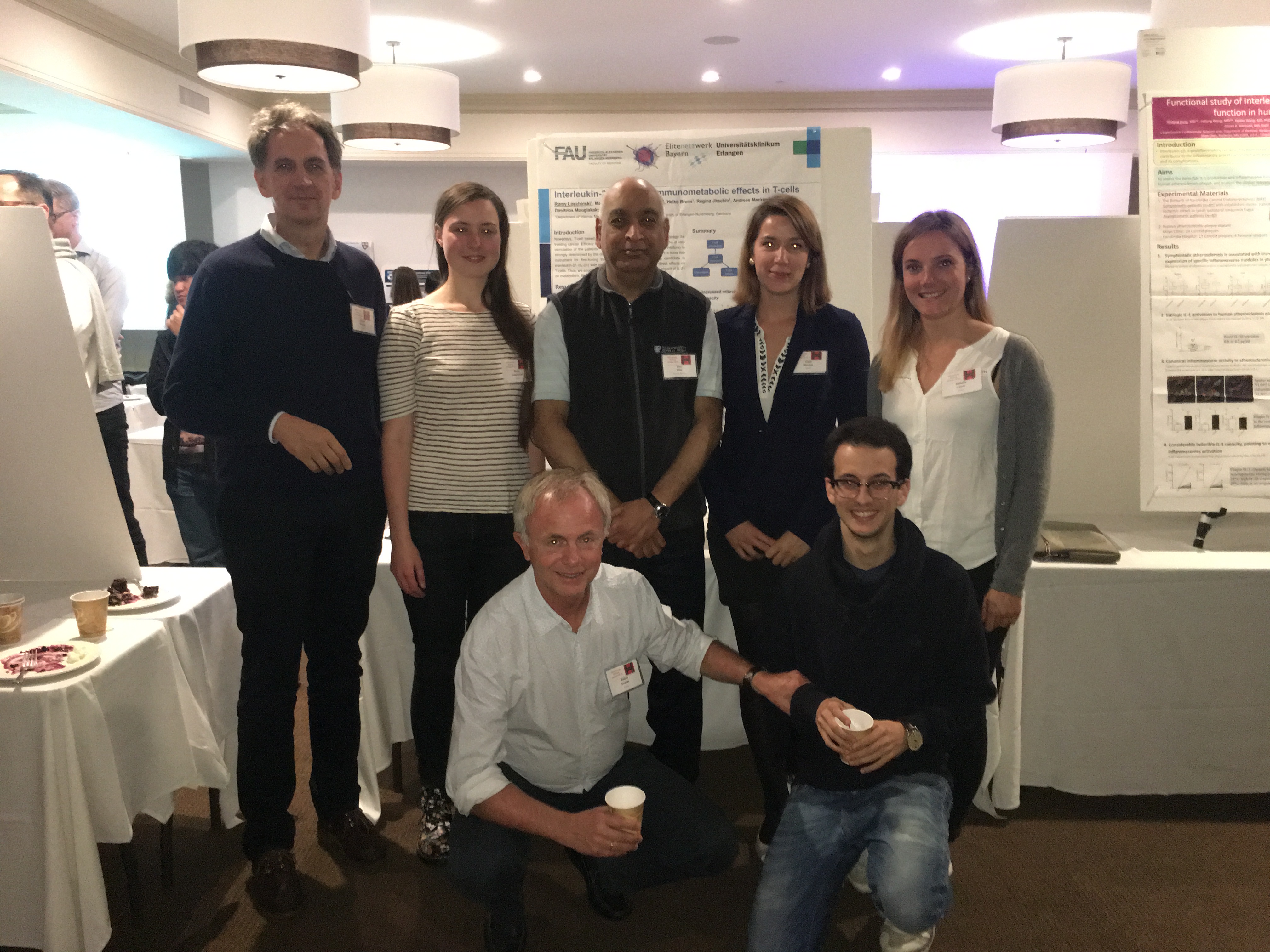 Eine Gruppe von 7 Menschen, darunter Professoren Doktoranden, auf einem Event