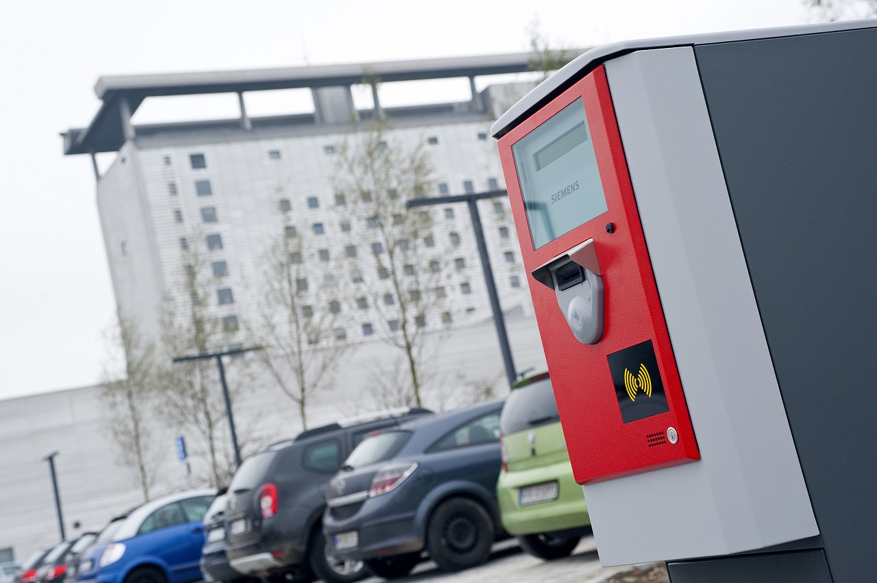 Parkplatz am Klinikum mit Bettenhaus im Hintergrund