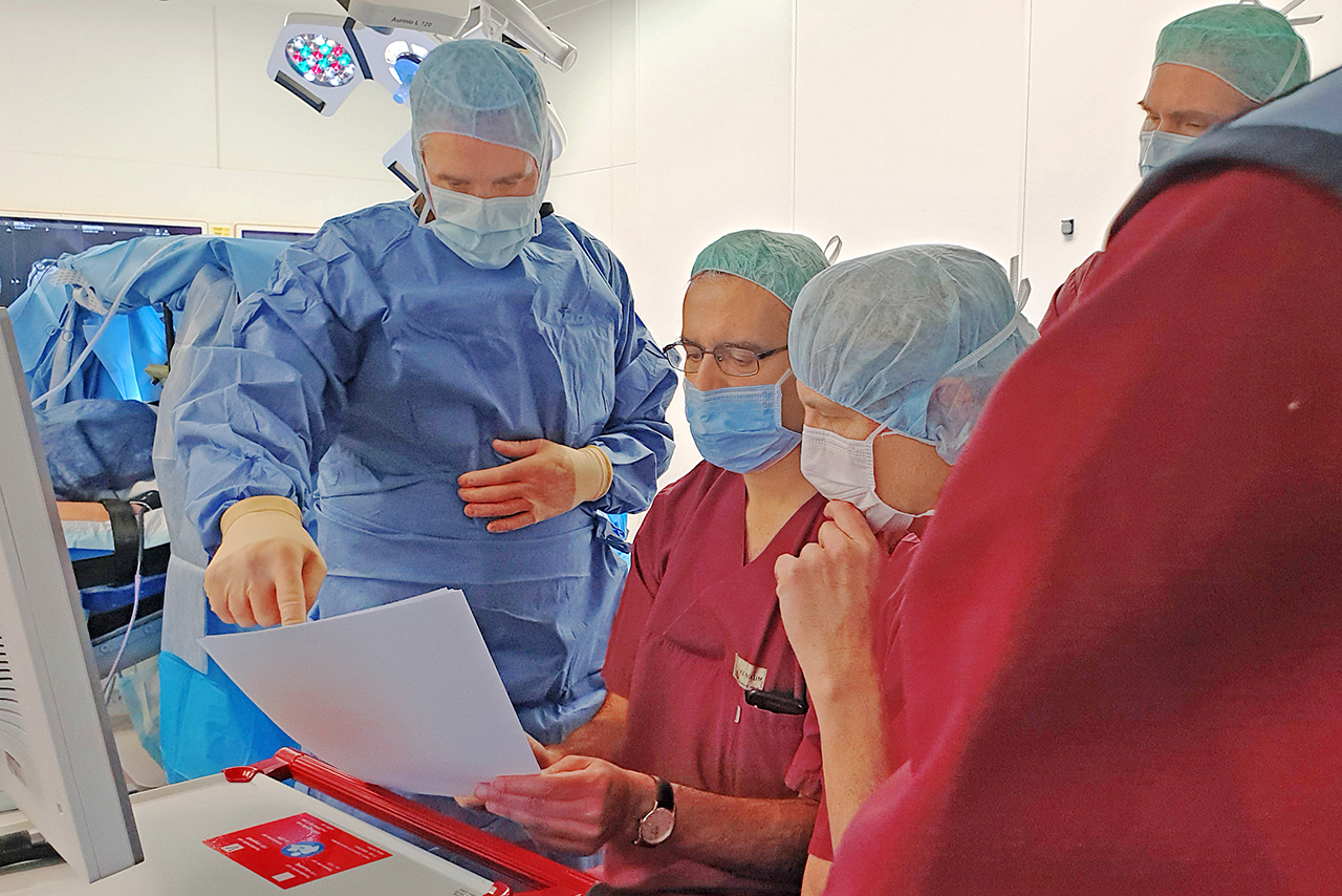 Während der OP-Vorbereitung werden von PD Dr. Jan-Hinnerk Mehrkens, Prof. Andres Lozano (Mitte) und Prof. Kai Bötzel die letzten Details zur Implantierung des Schrittmachers besprochen.