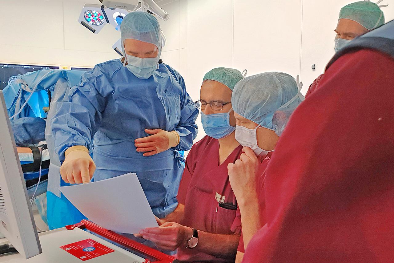 Während der OP-Vorbereitung werden von PD Dr. Jan-Hinnerk Mehrkens, Prof. Andres Lozano (Mitte) und Prof. Kai Bötzel die letzten Details zur Implantierung des Schrittmachers besprochen.