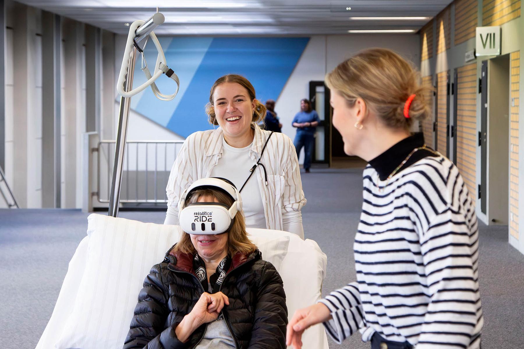 Hauner Pflegetag: VR-Brille im Einsatz am Krankenbett