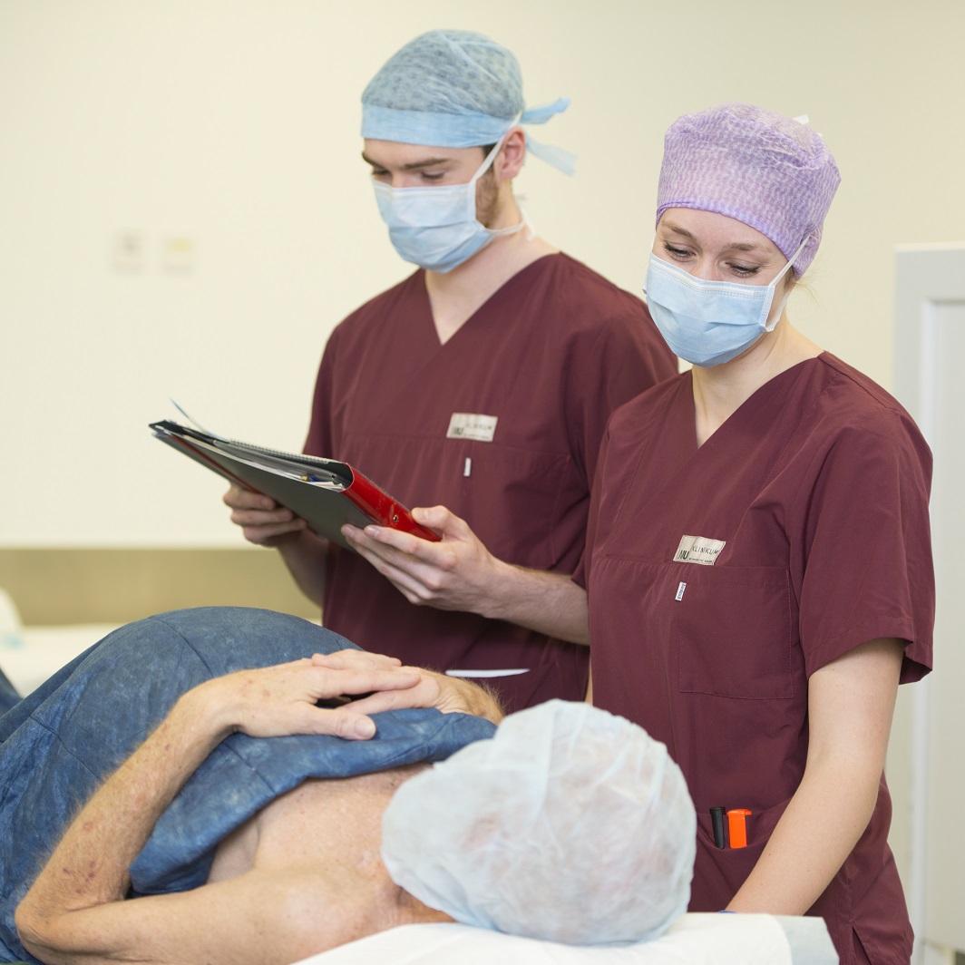 Anästhesietechnische Assistenten bei der Arbeit