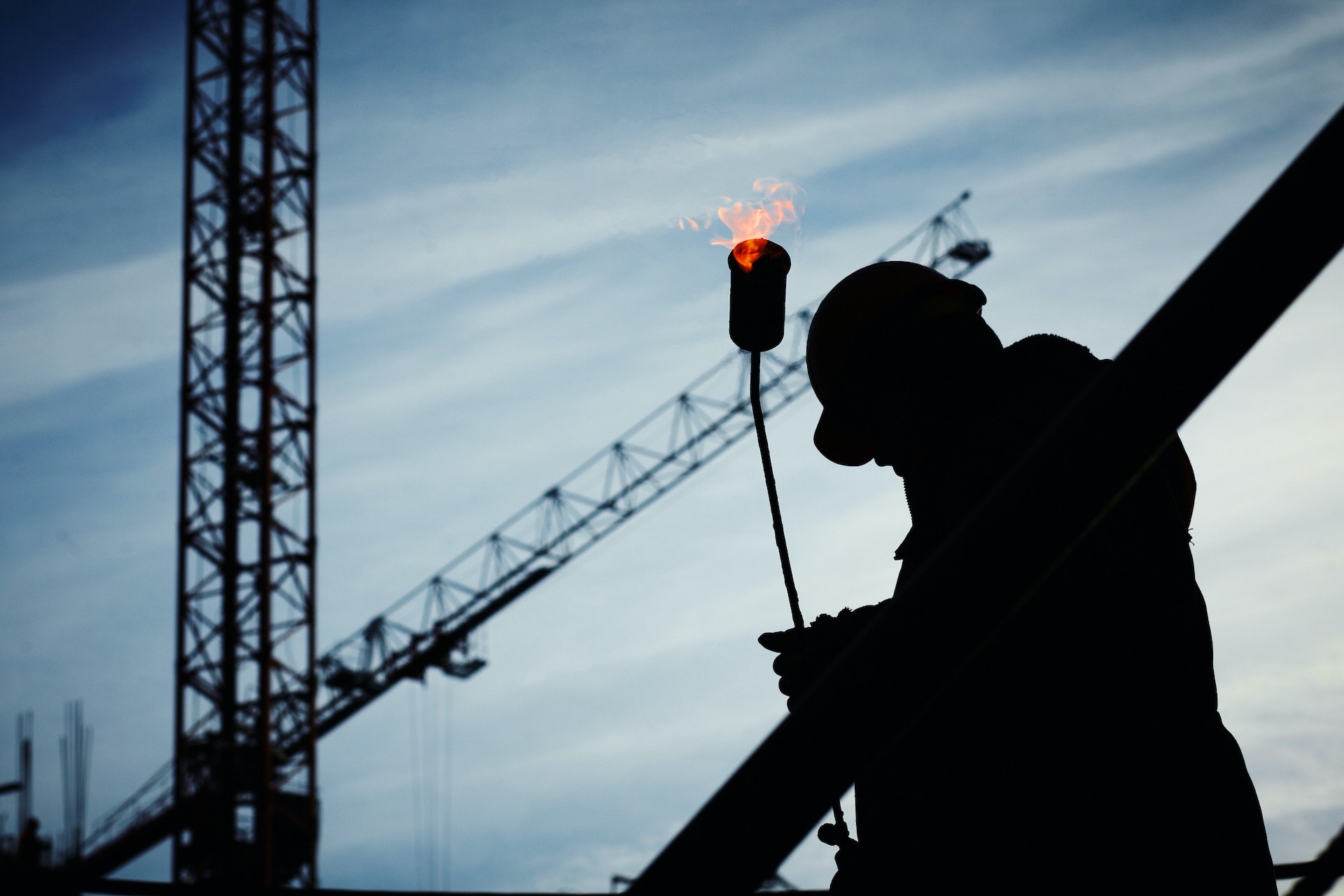 Silhouette des Mannes, der Flammenwerfer hält, by Yury Kim, available on pexels.com, CC0/Pexels