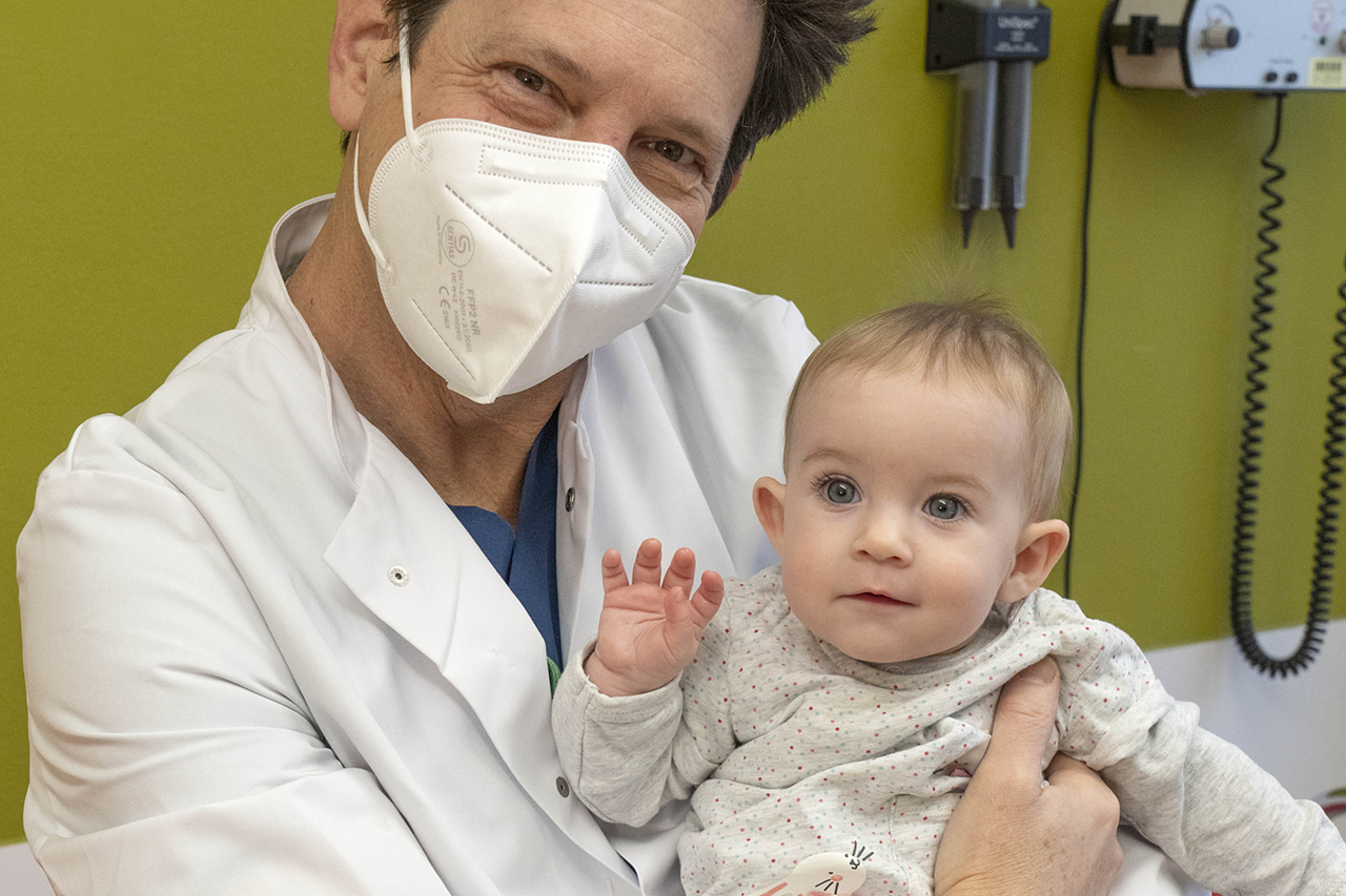 Prof. Münsterer mit kleinem Patient 