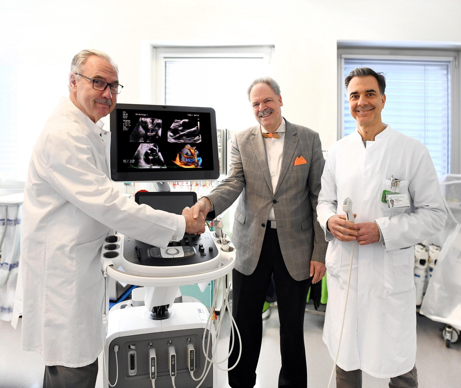 vlnr.: Ärztlicher Direktor Prof. Markus M. Lerch, Peter Kastenmeier von Siemens Caring hands und Prof. Steffen Massberg, Chefarzt der Kardiologie