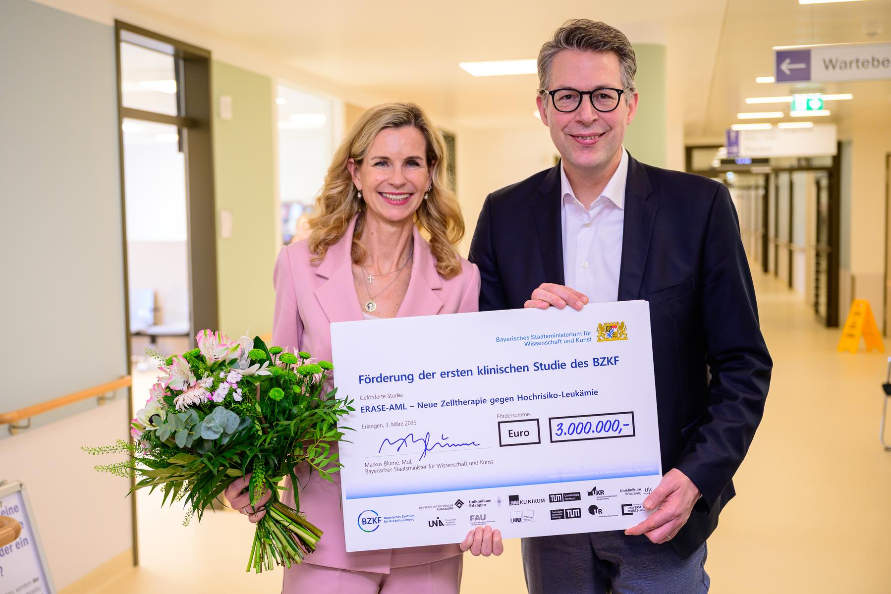  Prof. Dr. M. Subklewe bei der Urkundenübergabe mit Staatsminister Blume