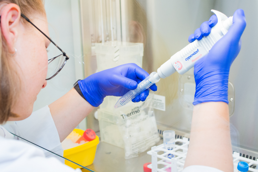 Pipettierung im Forschungslabor