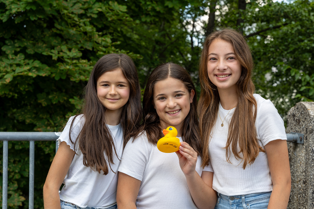 Valentina, Magdalena und Madeleine - 3 Preisträgerinnen beim Würmtaler Entenrennen