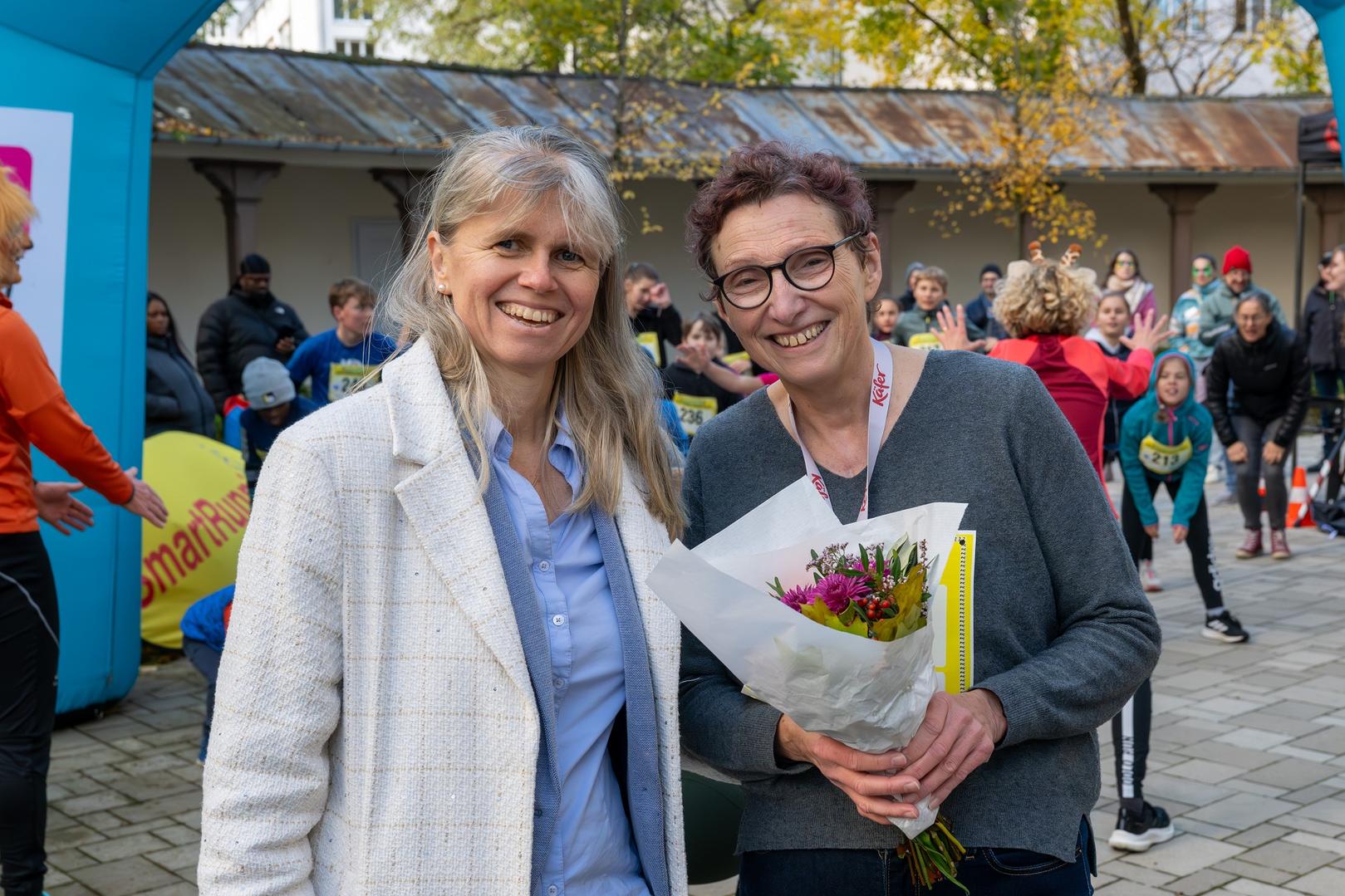 Prof. Bianca Schaub mit Gesundheitsreferentin Beatrix Zurek