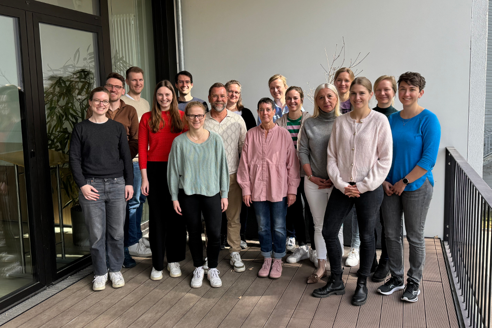 Abb 1. MED III PSU-Team 2025. V.l.n.r.: Dr. med. Friederike Hildebrand, Dr. med. Veit Bücklein, Dr. med. Moritz Schmidt, Sabrina Maier, Dr. med. Tobias Tix, Tanja Engeser, Josef Krügl, Claudia Joneit, Angela Müller, Katrin Liebing, Leonie von Aschwege, Vesna Hadziabdic, Dr. phil. Theresia Pichler, Sabine Ehrlich, Dr. med. Anna Reischer, Dr. med. Kathrin Heinrich.