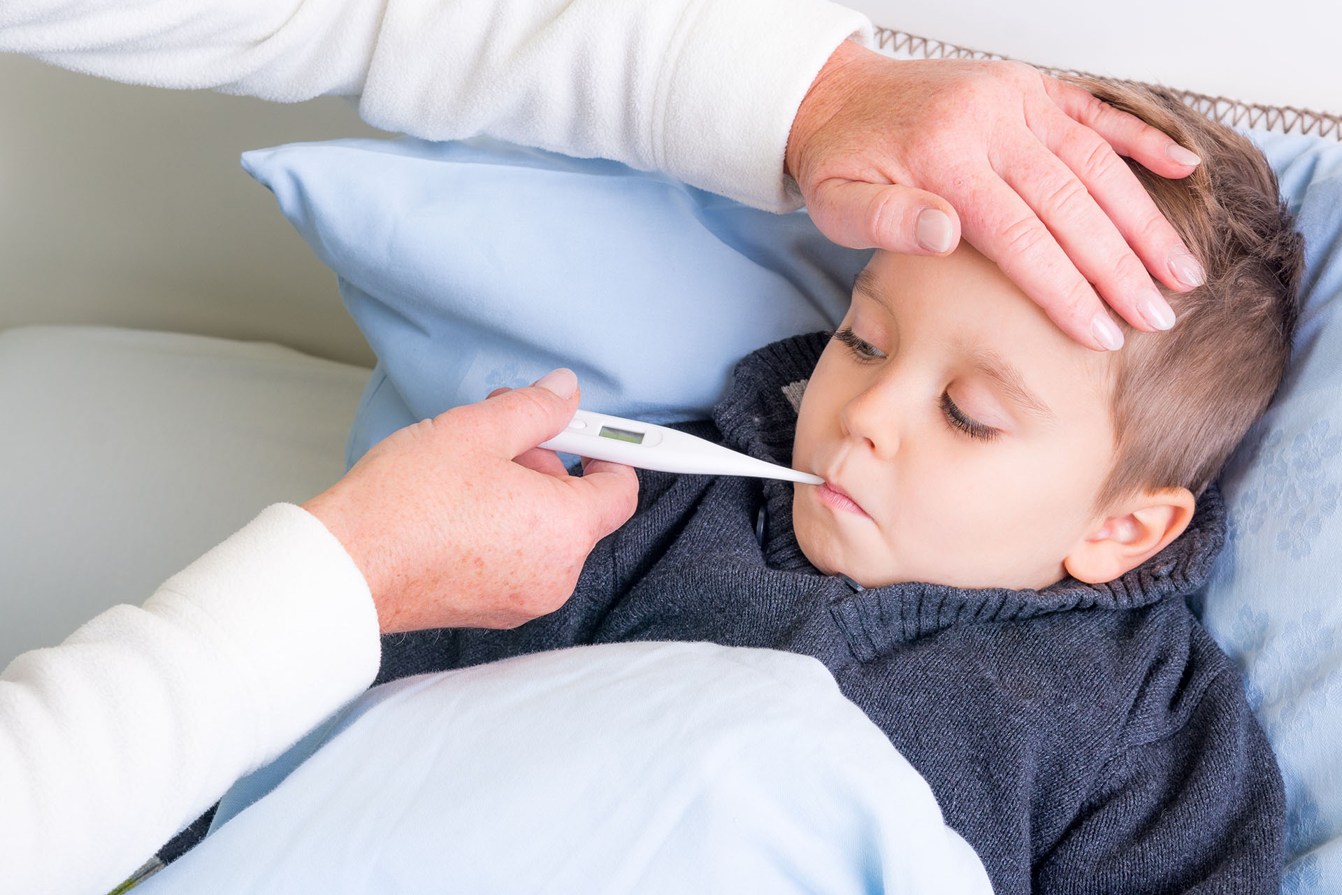 Stilbild zu Fieber: Kind mit Fieberthermometer