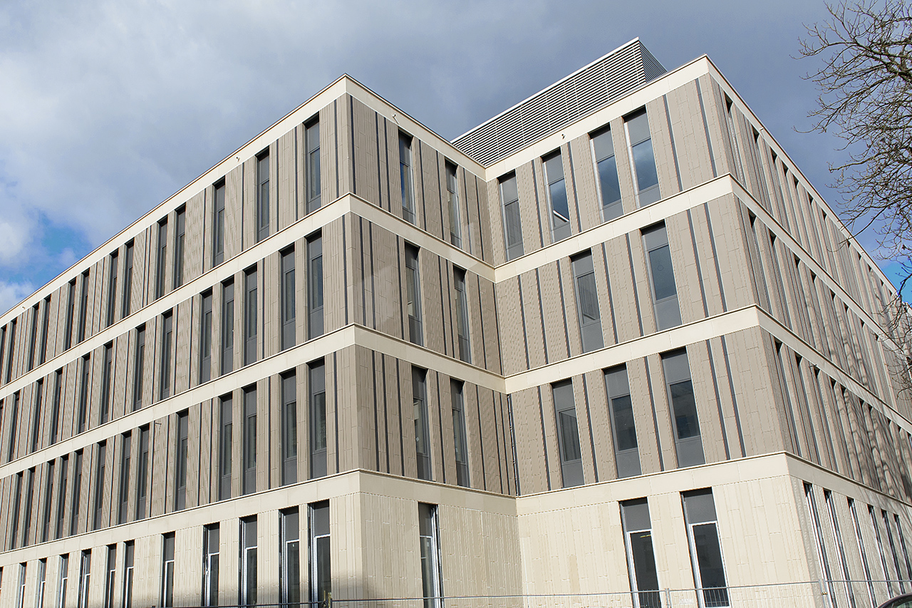 Fassade der neuen Portalklinik von Süd-West. Bauphase April 2019