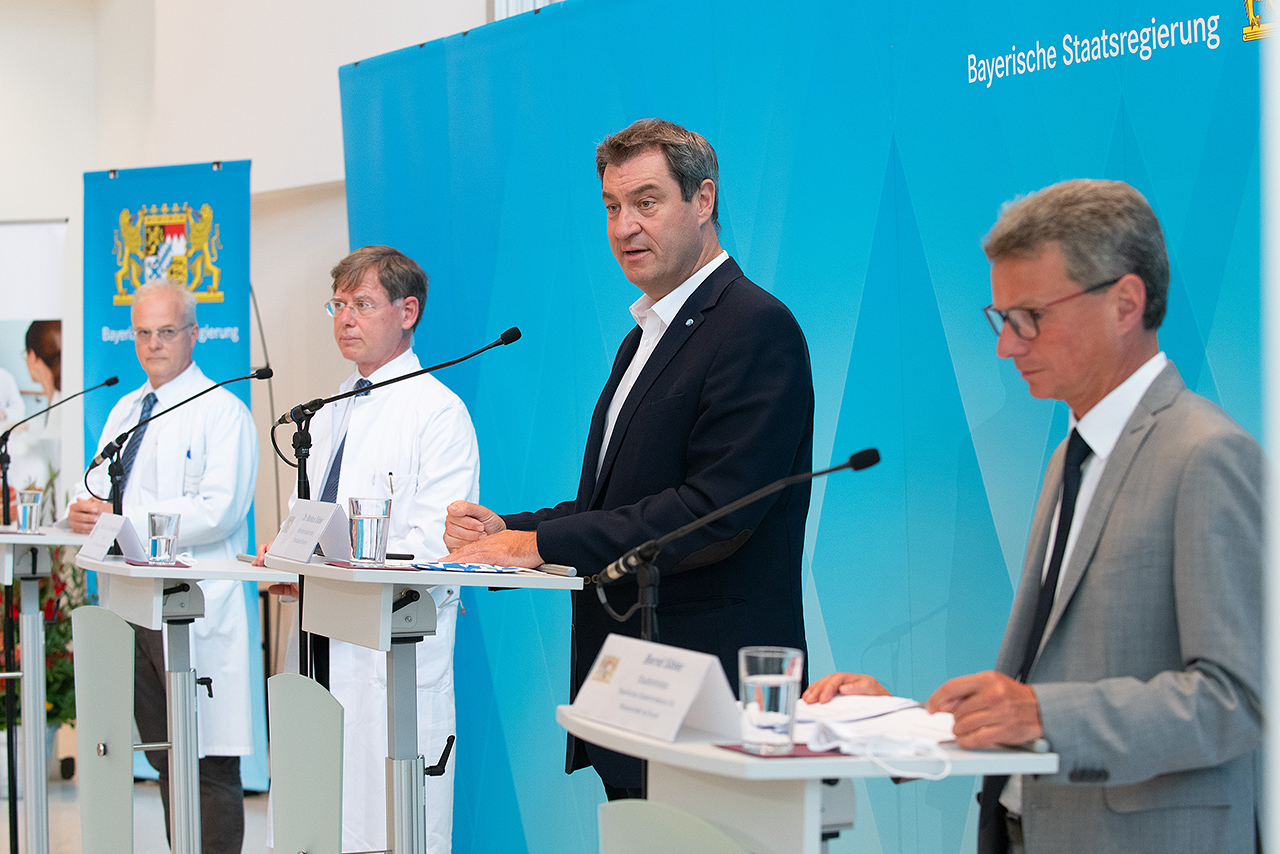 Neue flächendeckende Langzeit-Studie der bayerischen Universitätskliniken untersucht die Ansteckungsgefahr durch SARS-CoV-2 bei Kindern. v.r. Minister Sibler, Ministerpräsident Dr. Söder, Prof. Klein, Prof. Hübner