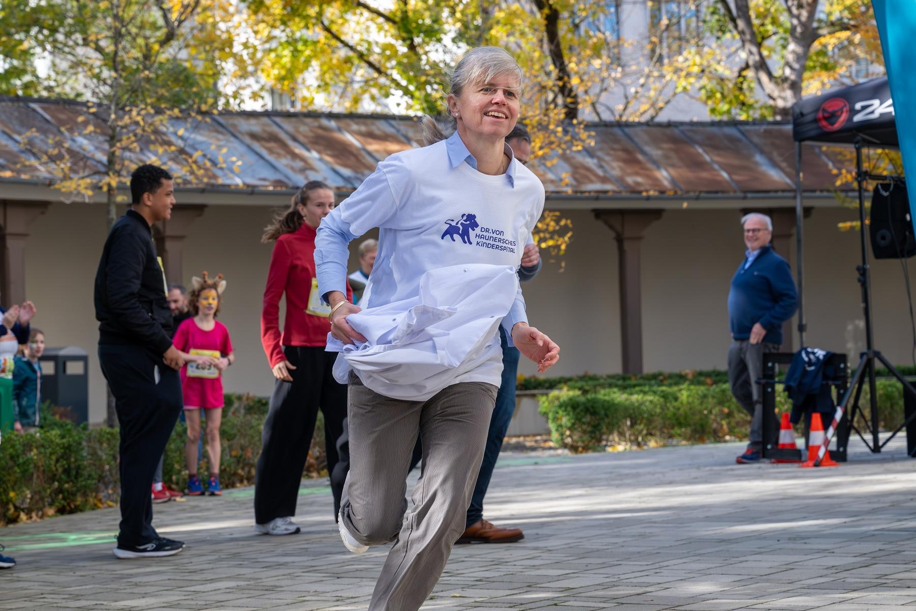 Prof. Bianca Schaub in Aktion - All4Hauner Spendenlauf