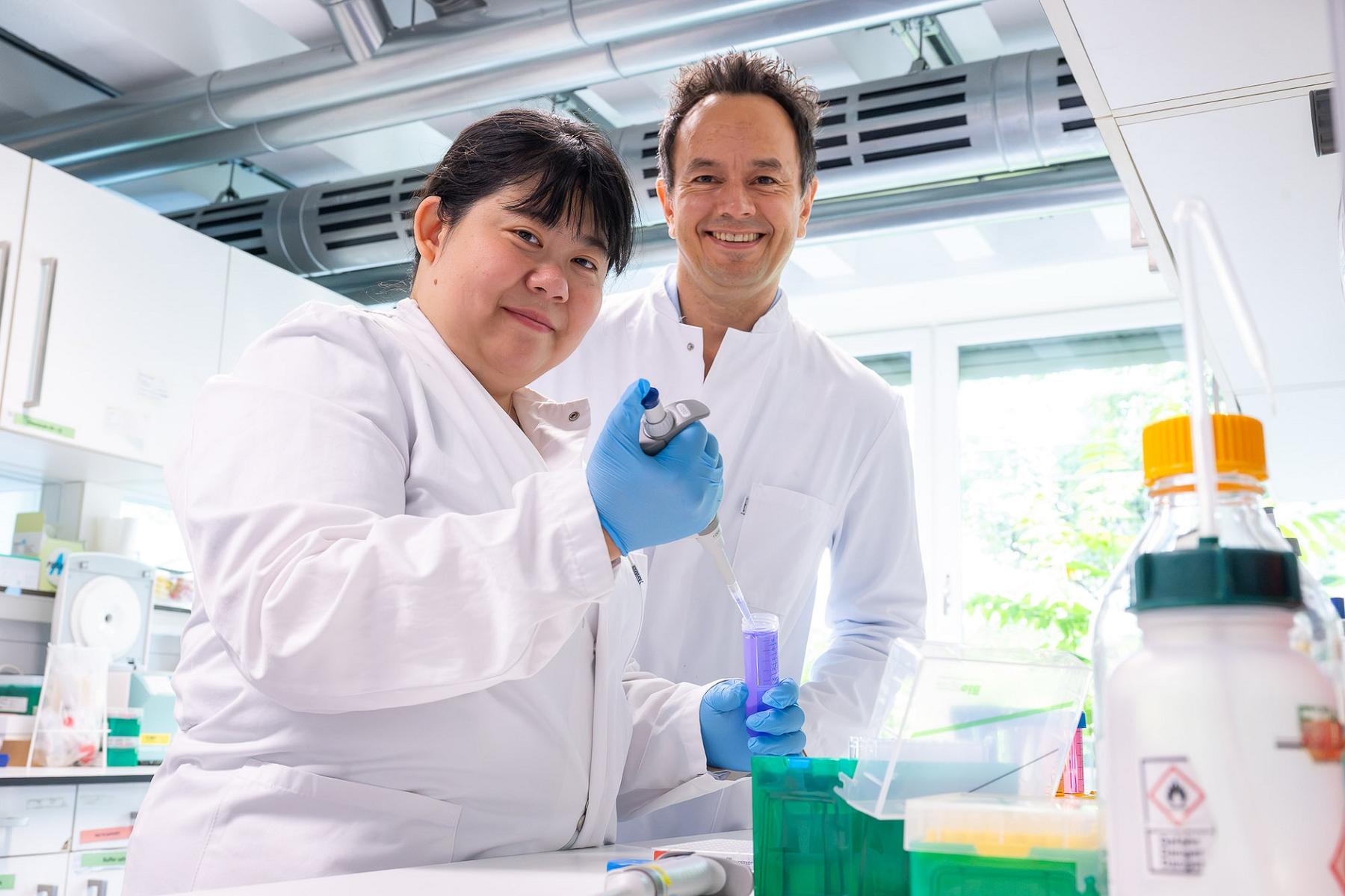 Wissenschaftlerin Xiang Shen und Prof. Daniel Kotlarz