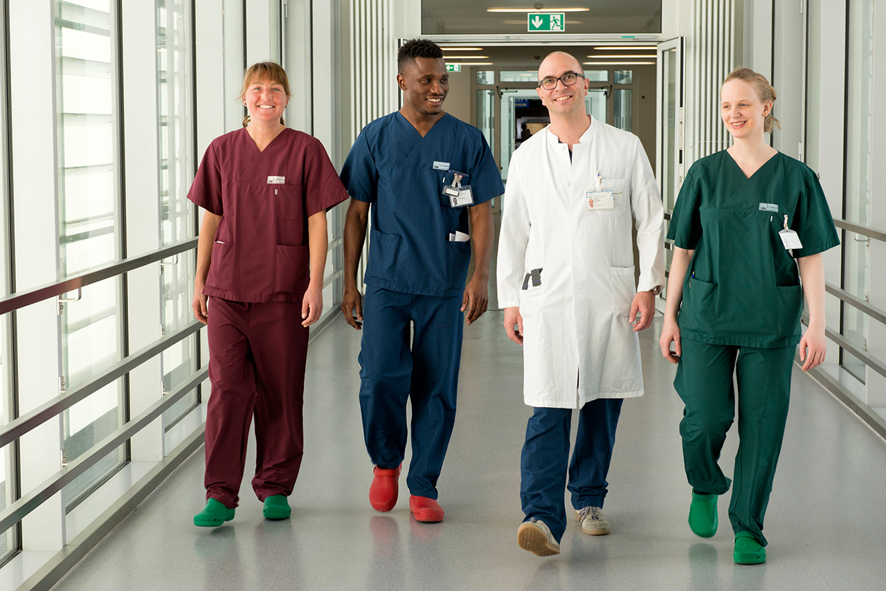 Vier Mitarbeiter aus Pflege und Medizin