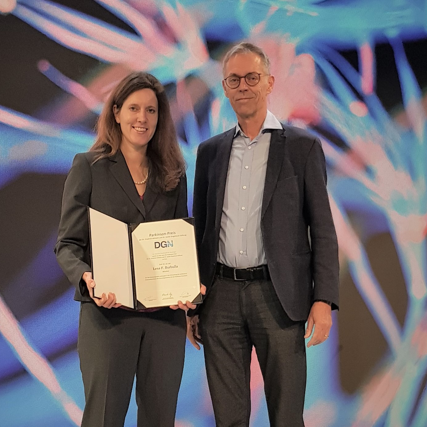  Lena Burbulla holding the DGN prize