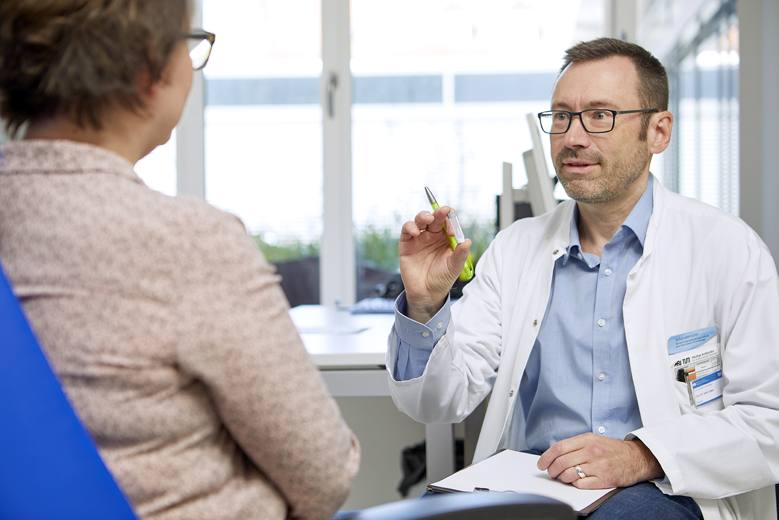 Paul Lingor talking to a patient