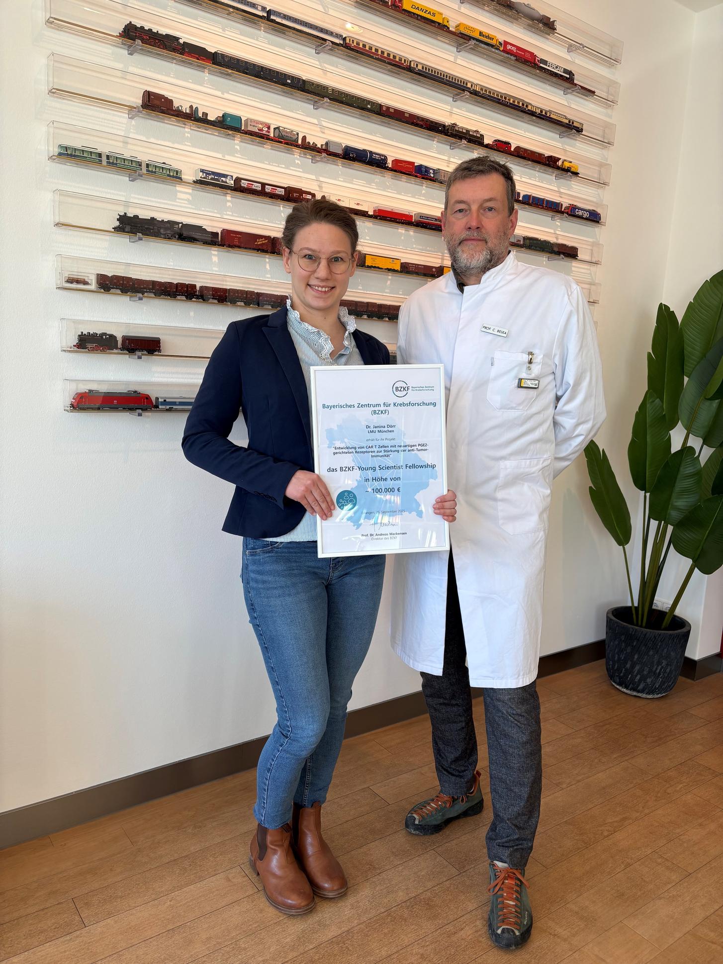 Urkundenübergabe an Janina Dörr 