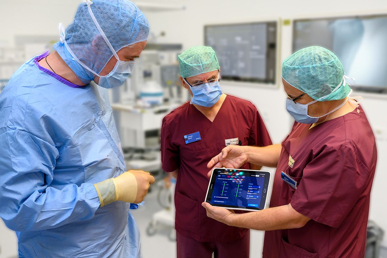 Ärzte kontrollieren die Aktivität des Schrittmachers auf dem Tablet