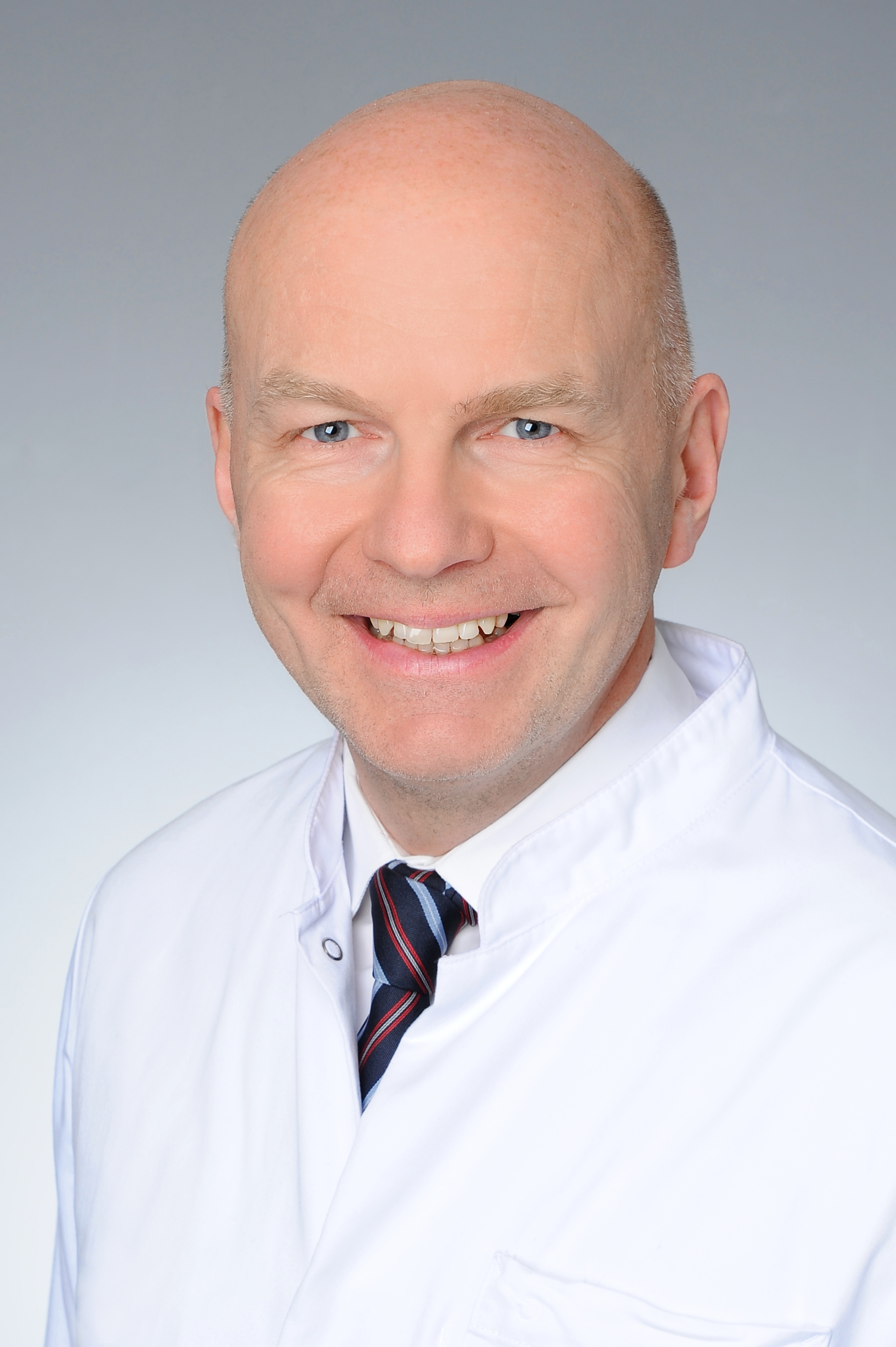 Prof. Dr. med. Dr. rer. nat. Michael von Bergwelt (in Arztkittel)