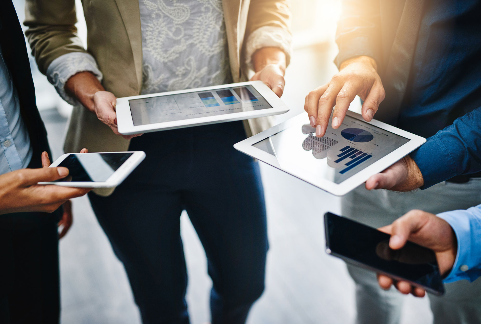 Gruppe von Personen mit mobilen Devices in ihren Händen