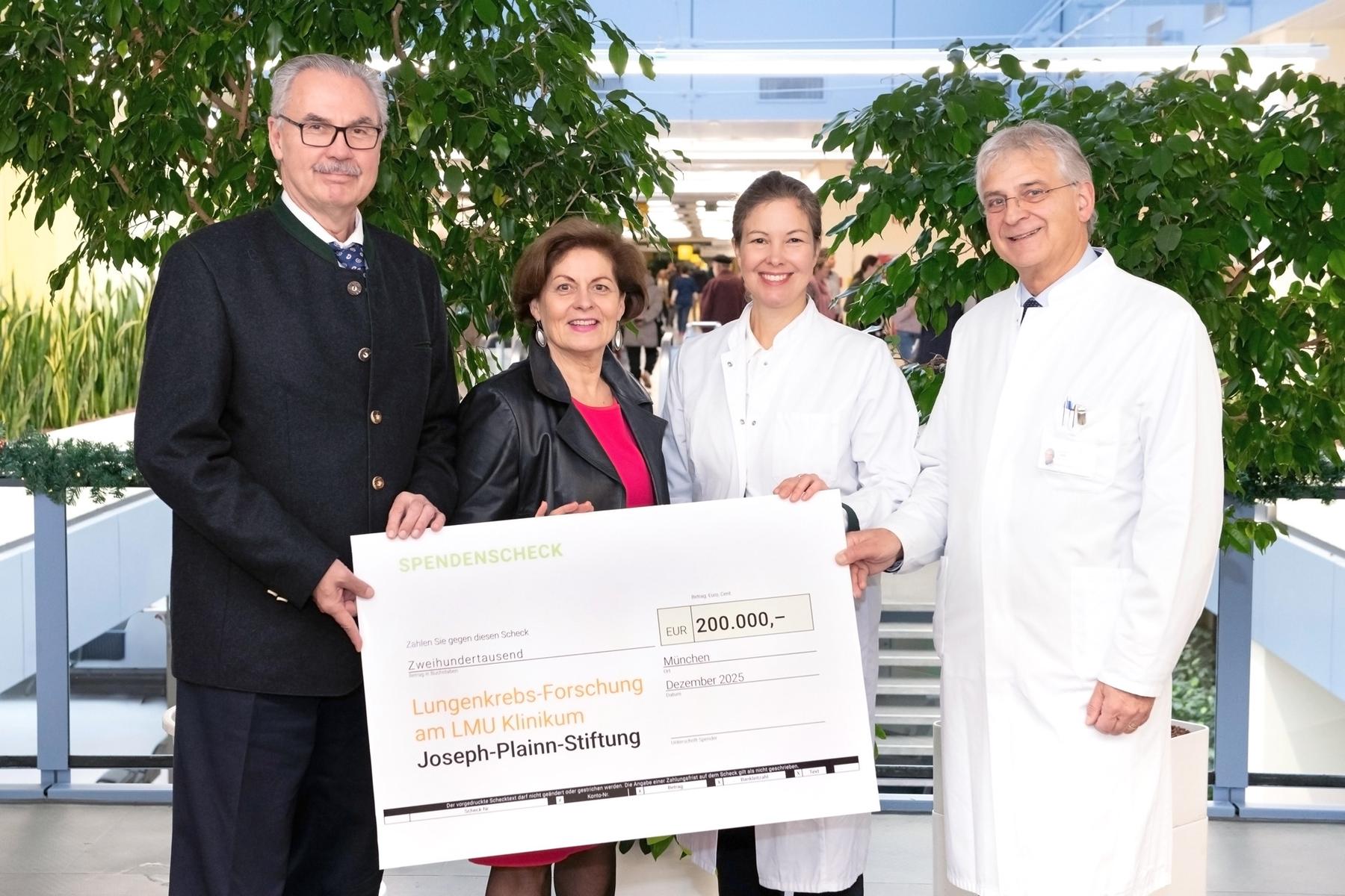 Scheckübergabe Josef Plainn-Stiftung