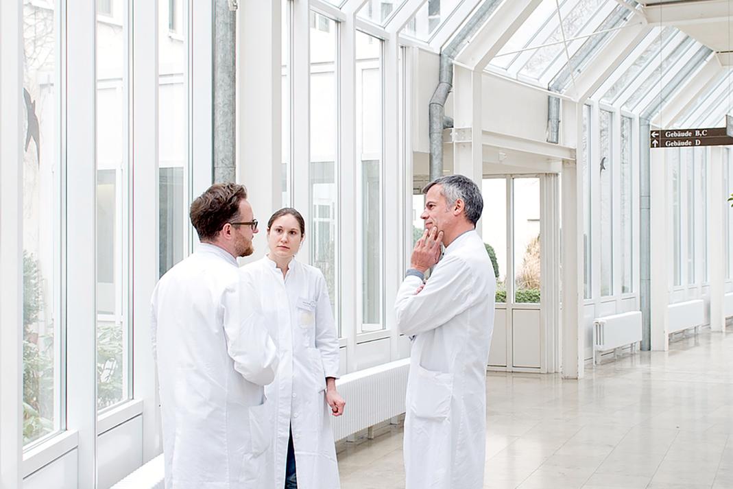 LMU Klinikum München: Drei Ärzte unterhalten sich in der Psychiatrischen Klinik