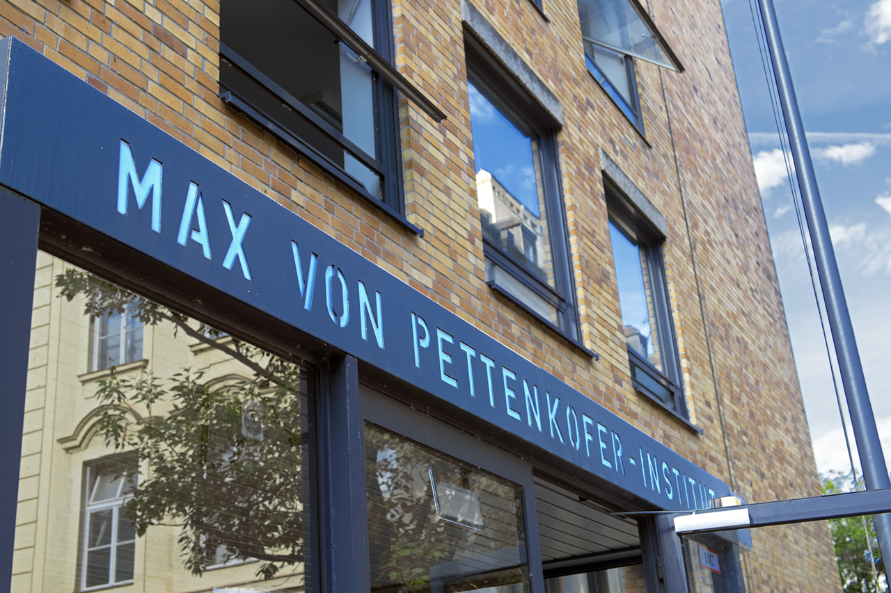 Eingangsportal des Max von Pettenkofer-Instituts