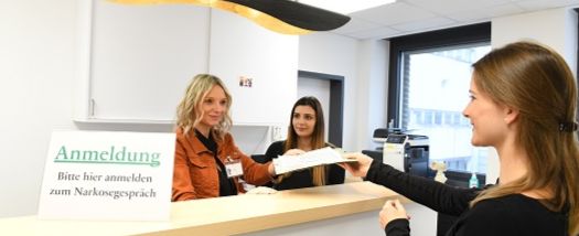 Patientin meldet sich in der Ambulanz an.
