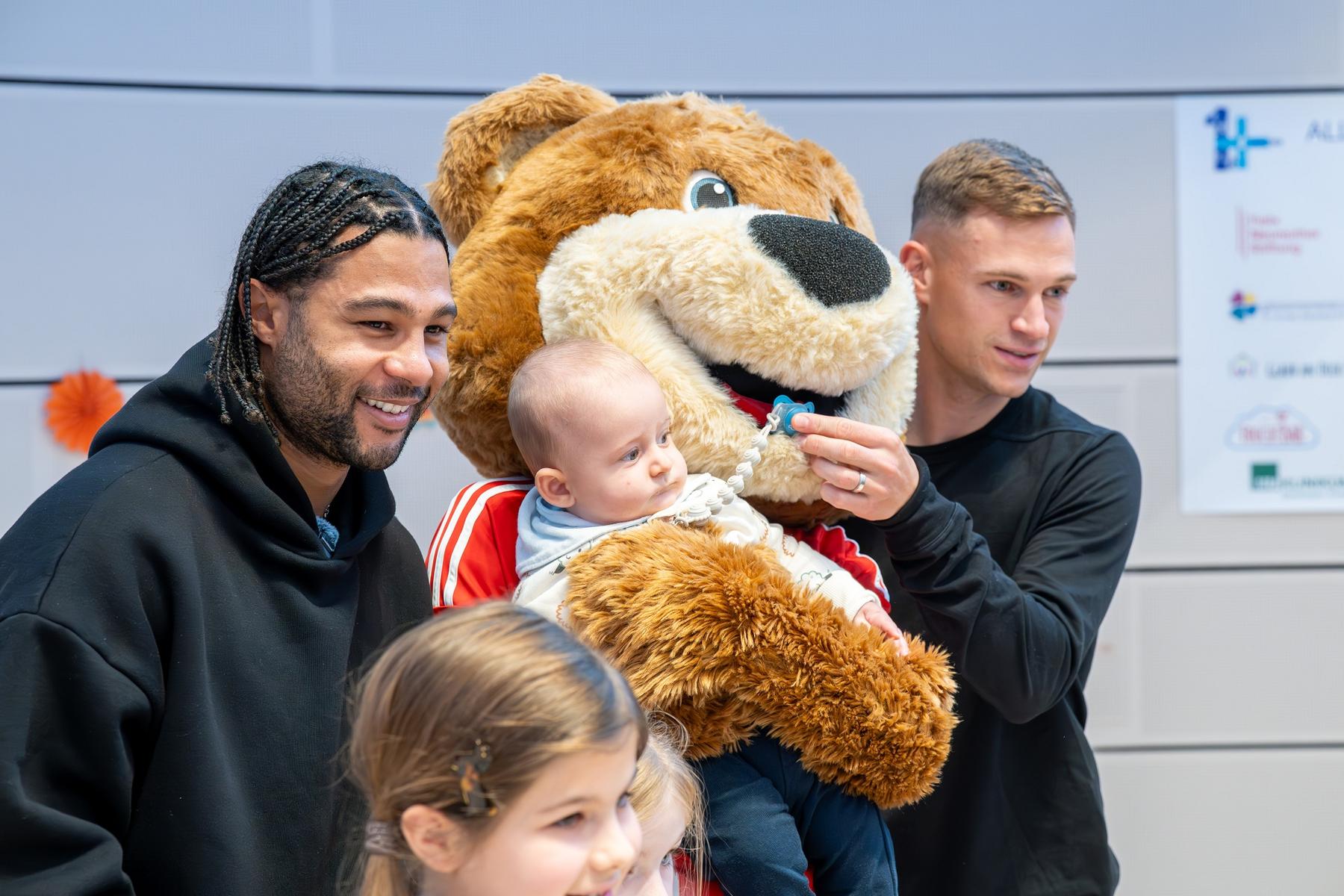 Serge Gnabry, Maskottchen Bernie und Joshua Kimmich mit Kindern bei der Spendenlauf Veranstaltung am LMU Klinikum.
