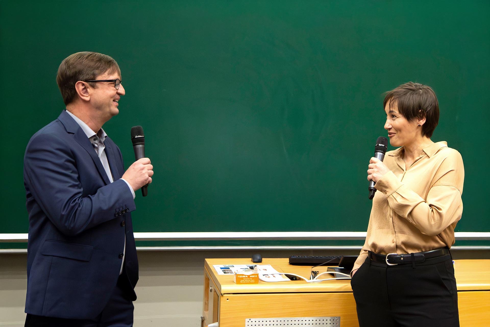 Hauner Pflegetag: Oliver Hübler und Carolin Werner begrüßen die Teilnehmenden