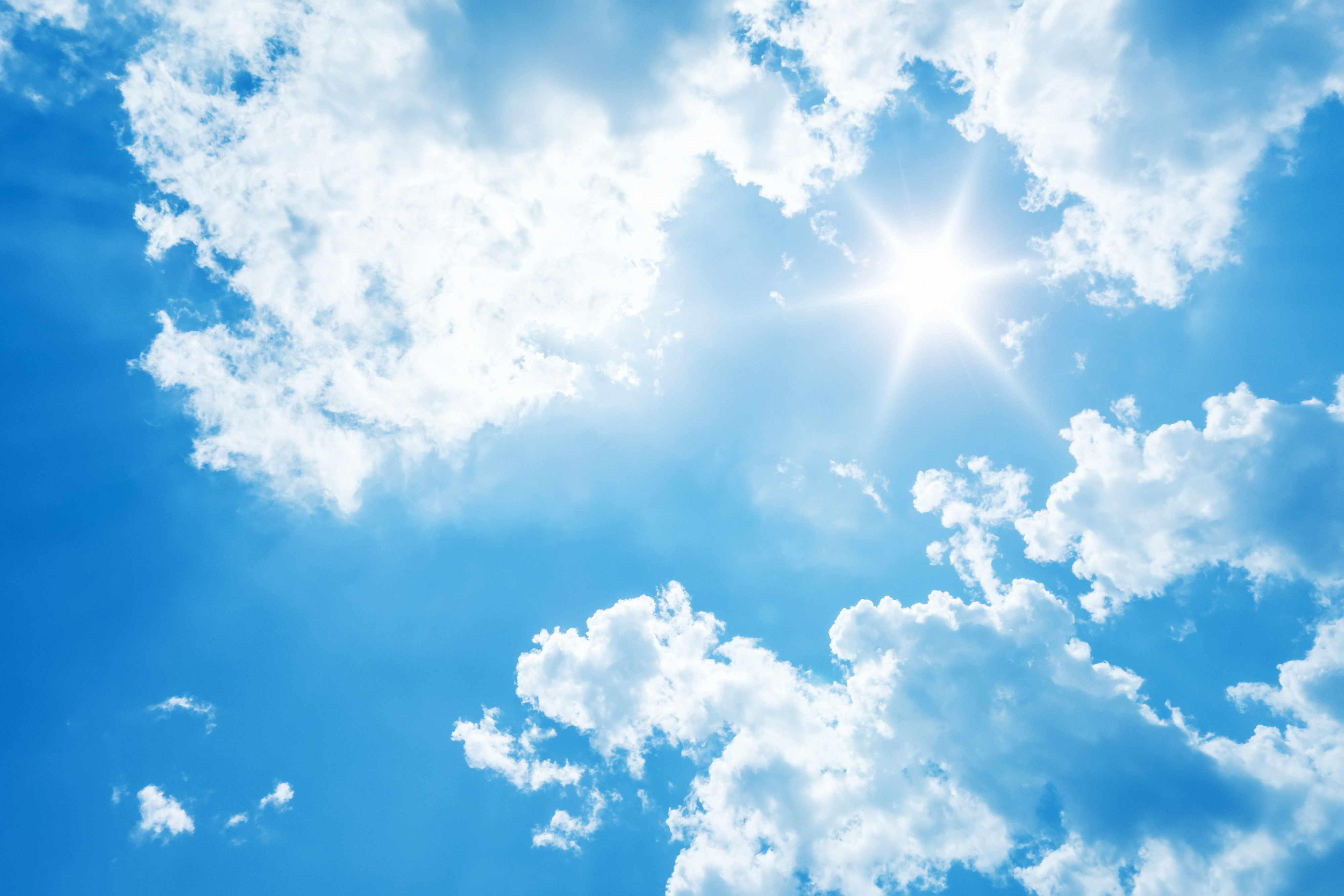 Sonne und blauer Himmel, einige Wolken 
