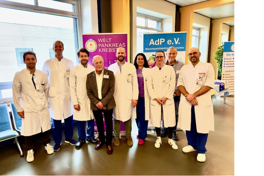 Bild: Vertreter der Regionalgruppe München des Arbeitskreis der Pankreatektomierten e.V. und Vertreter des Pankreaszentrums am LMU Klinikum