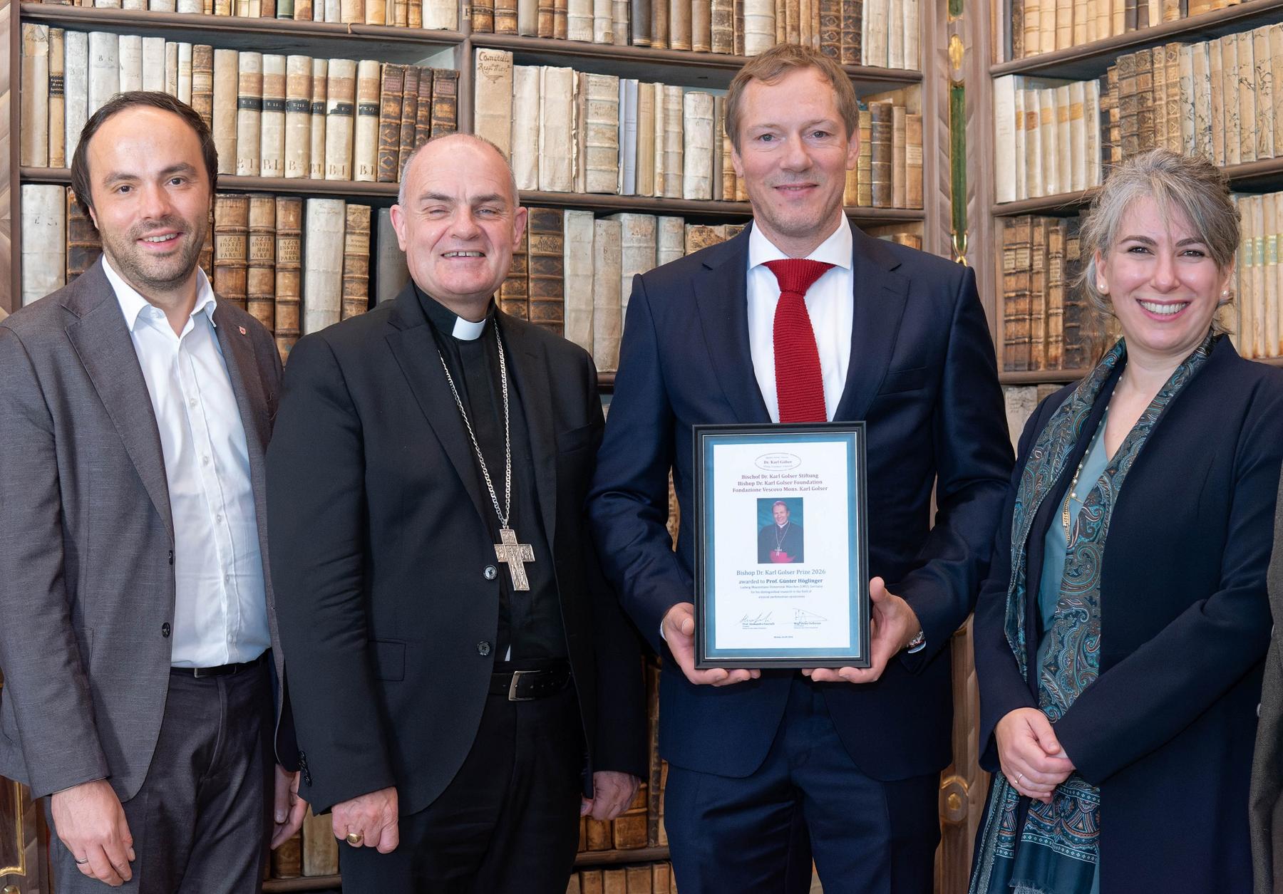 Preisträger Prof. Günter Höglinger bei der Verleihung des Bischof-Dr.-Karl-Golser-Parkinson-Preises am 26. September in Brixen