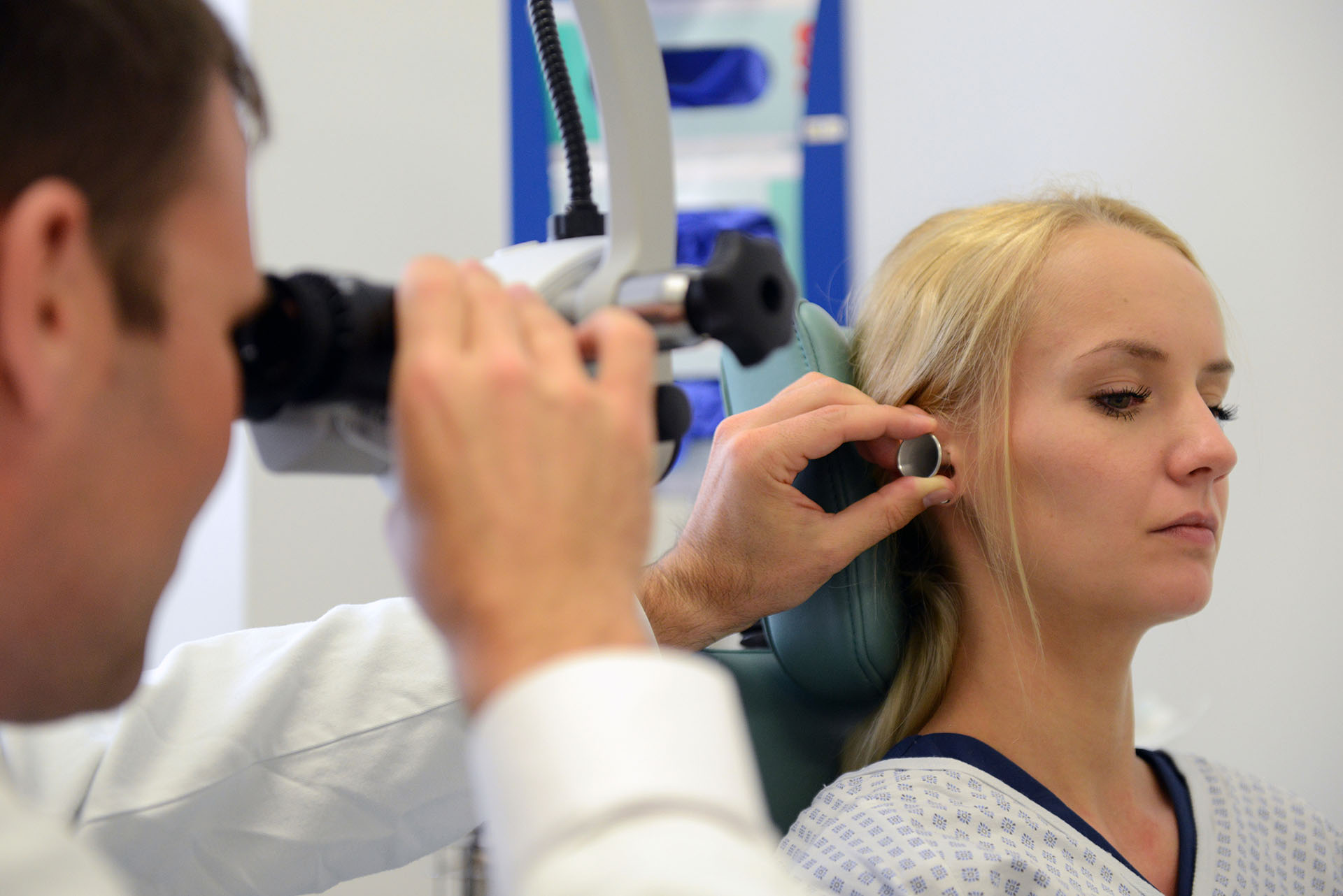 Ohruntersuchung: Das audiologische Zentrum AUDIOMUC am LMU Klinikum ist auf konservative und operative Versorgung sowie Nachsorge von Patientinnen und Patienten mit Hörstörungen jeder Schwere und Art spezialisiert.
