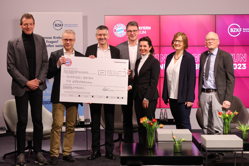 Übergabe des Spendenchecks v.l.n.r. Andreas Jung, Prof. Dr. Martin Trepel, Herbert Hainer, Prof. Dr. Roland Schmidt, Petra Leufstedt, Susanne Kagermeier und Prof. Dr. Thomas Bein