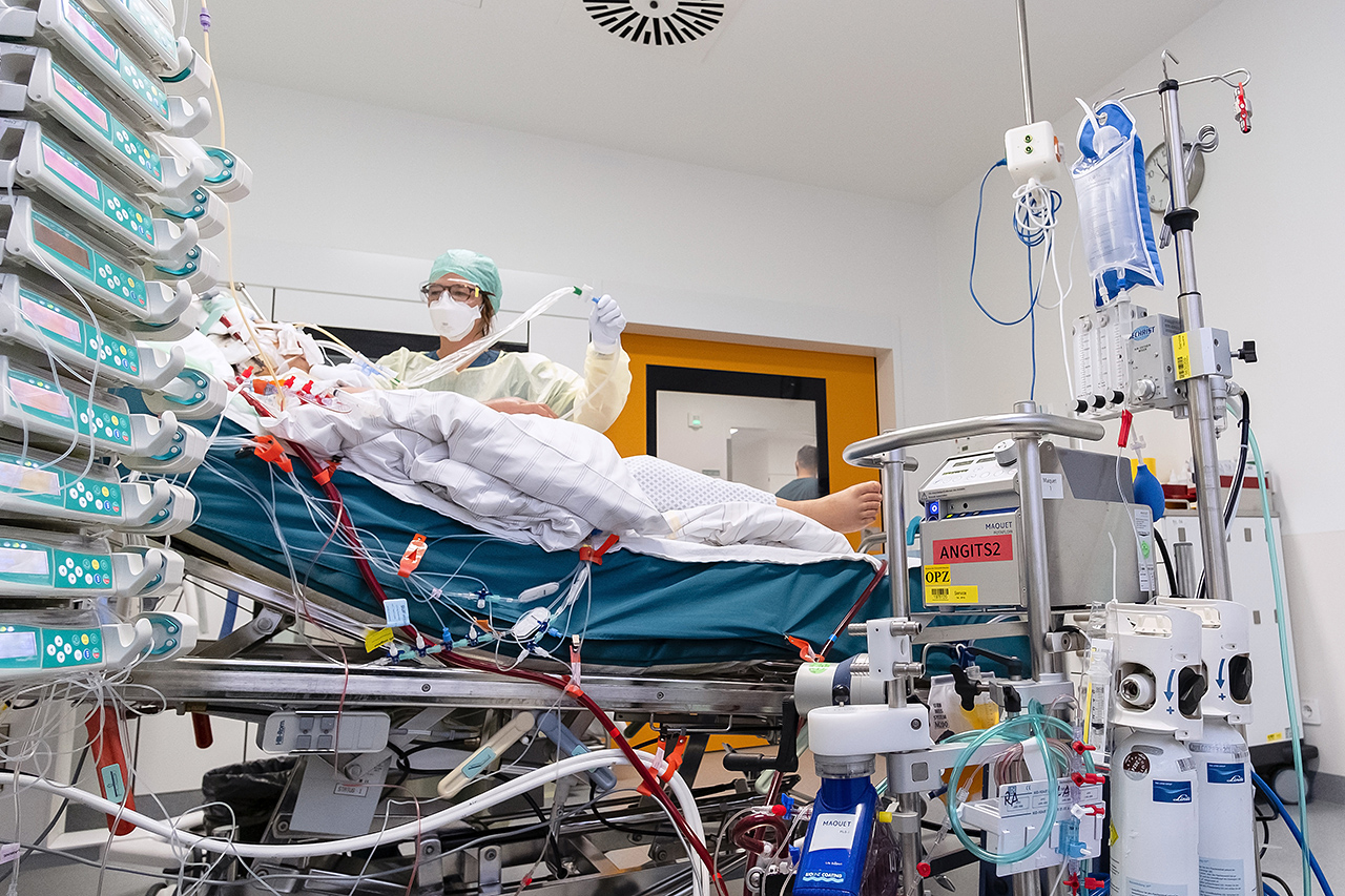 Eine Intensivpflegerin betreut eine COVID-Patientin auf einer Intensivstation des LMU Klinikums