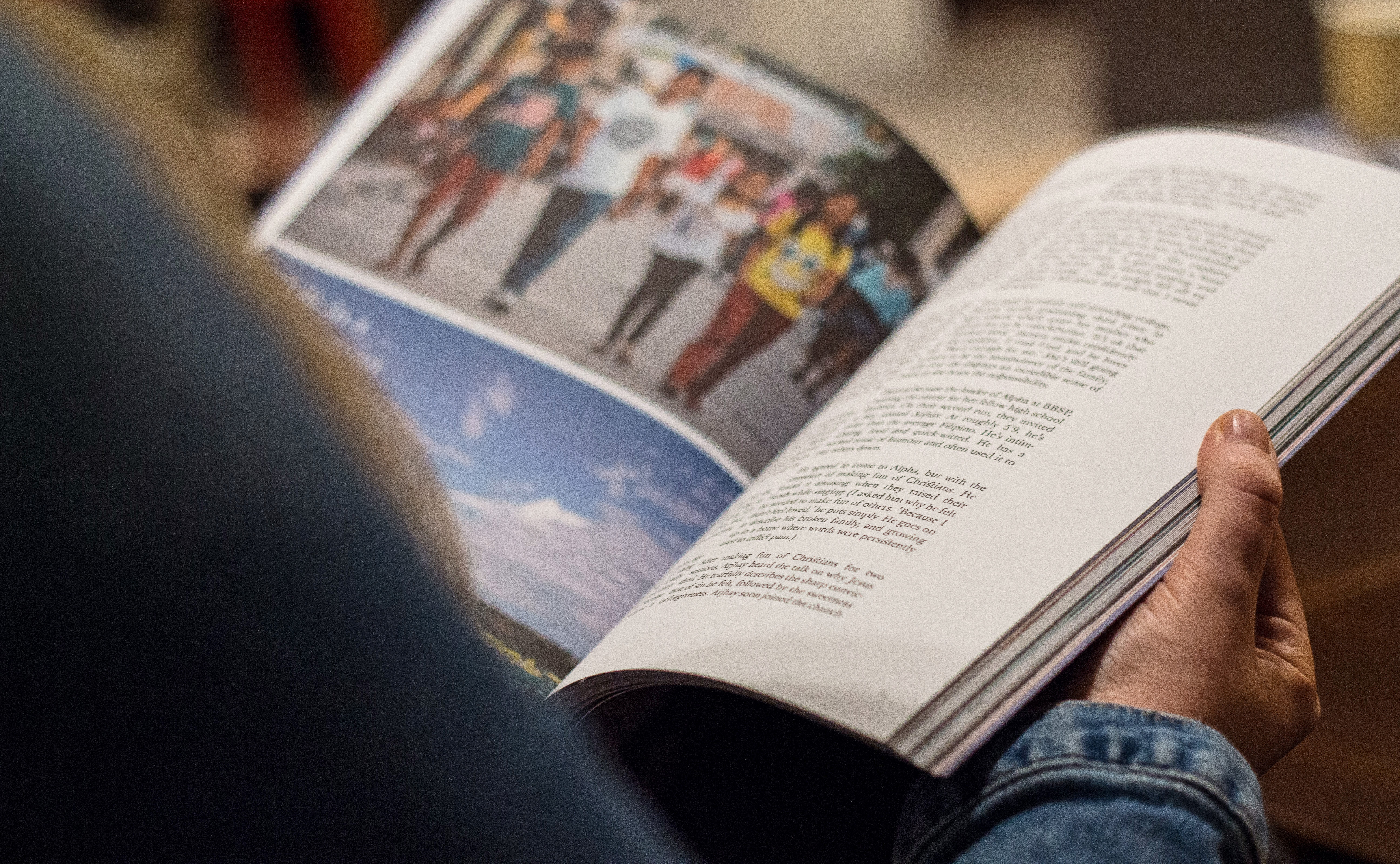 Frau hält ein Magazin in den Händen