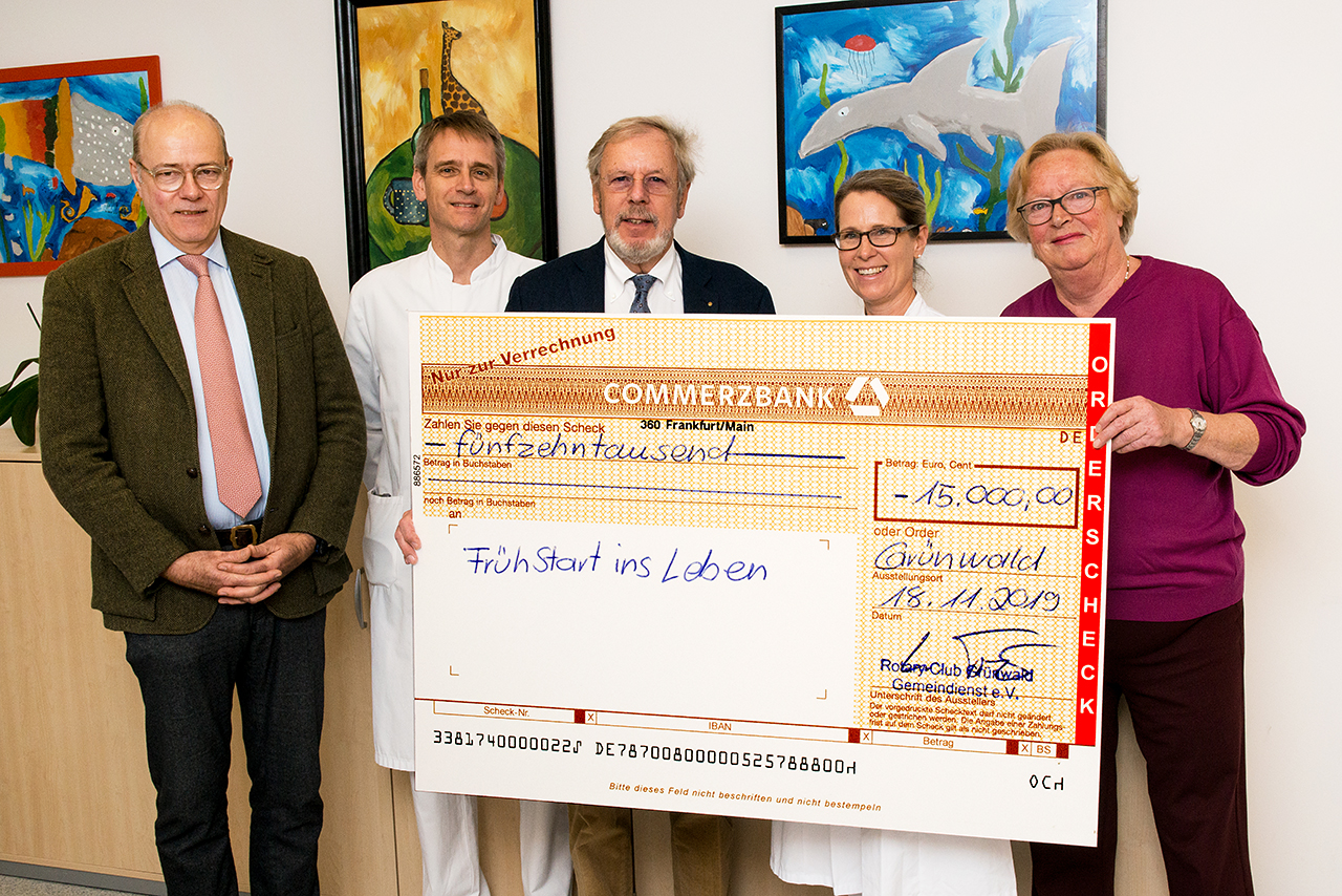 LMU Klinikum München: Spendenscheckübergabe des Rotary Clubs Grünwald an den Verein "Frühstart ins Leben" am 17.11.2019. Foto v.l.n.r.: Professor Andreas Riederer, Professor Andreas Flemmer, Professor Klaus Friese, Priv.-Doz. Dr. Susanne Herber-Jonat und Sabine Goedeckemeyer