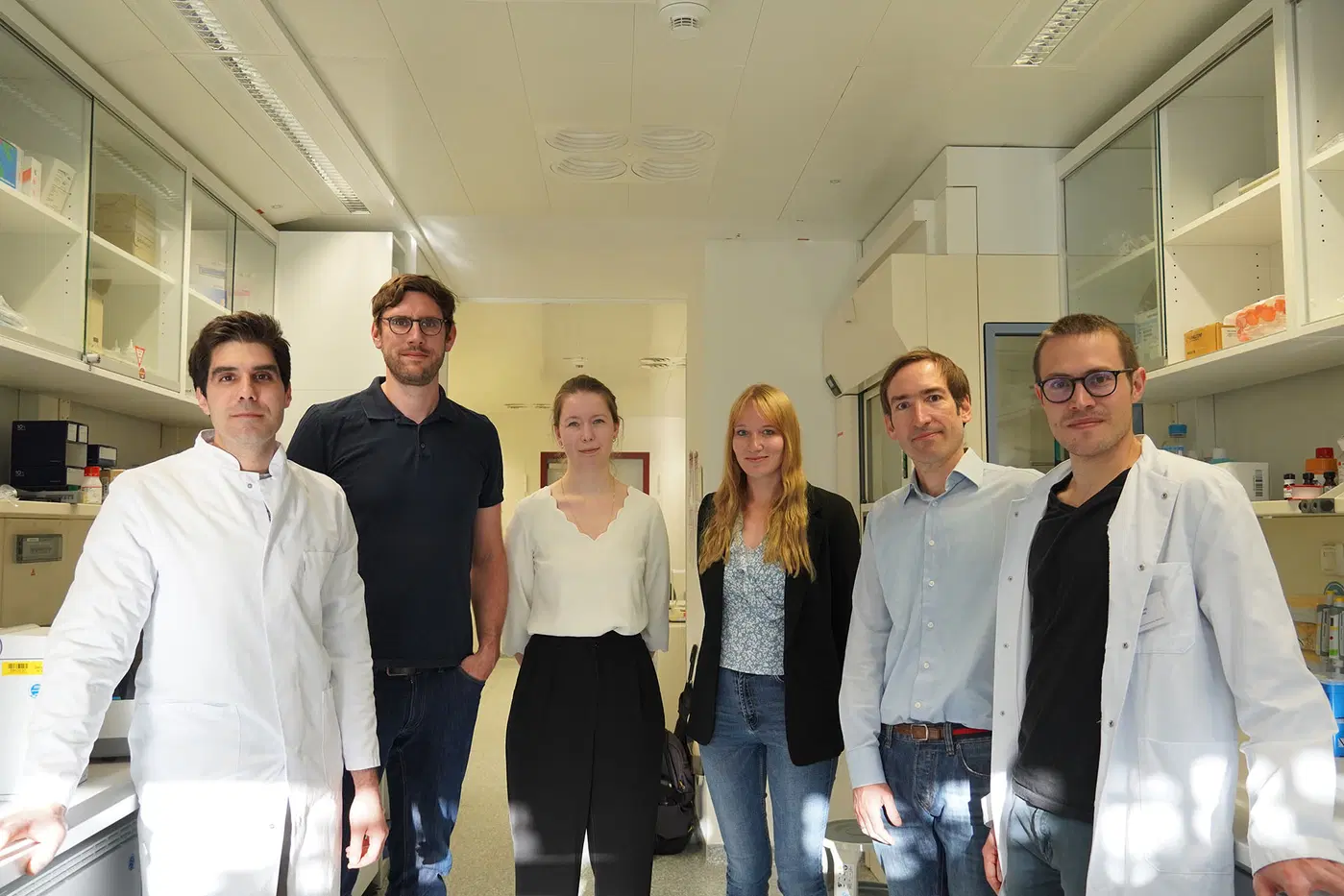 Wie sich das Immunsystem nach einem Herzinfarkt beim Menschen „verhält“, hat ein Team um (v.l.n.r.) Dr. Kami Pekayvaz, Prof. Konstantin Stark, Viktoria Knottenberg (alle LMU Klinikum), Corinna Losert, Dr. Matthias Heinig (beide Helmholtz München) und PD Dr. Leo Nicolai (LMU Klinikum) erstmalig analysiert.