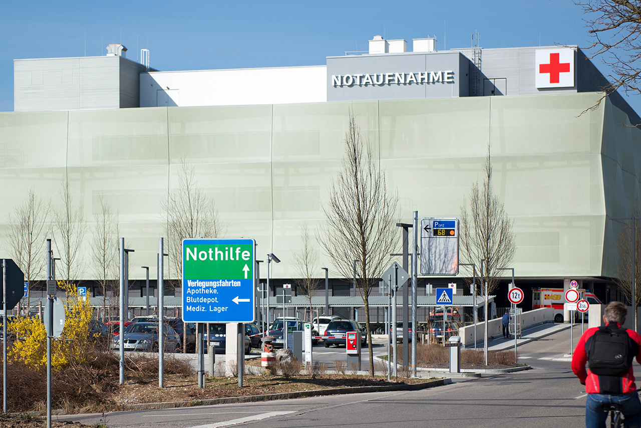 LMU Klinikum München: Zufahrt zur Zentralen Notaufnahme (ZNA) am Campus Großhadern. In der interdisziplinären Einrichtung werden  jährlich etwa 40.000 Patienten versorgt.