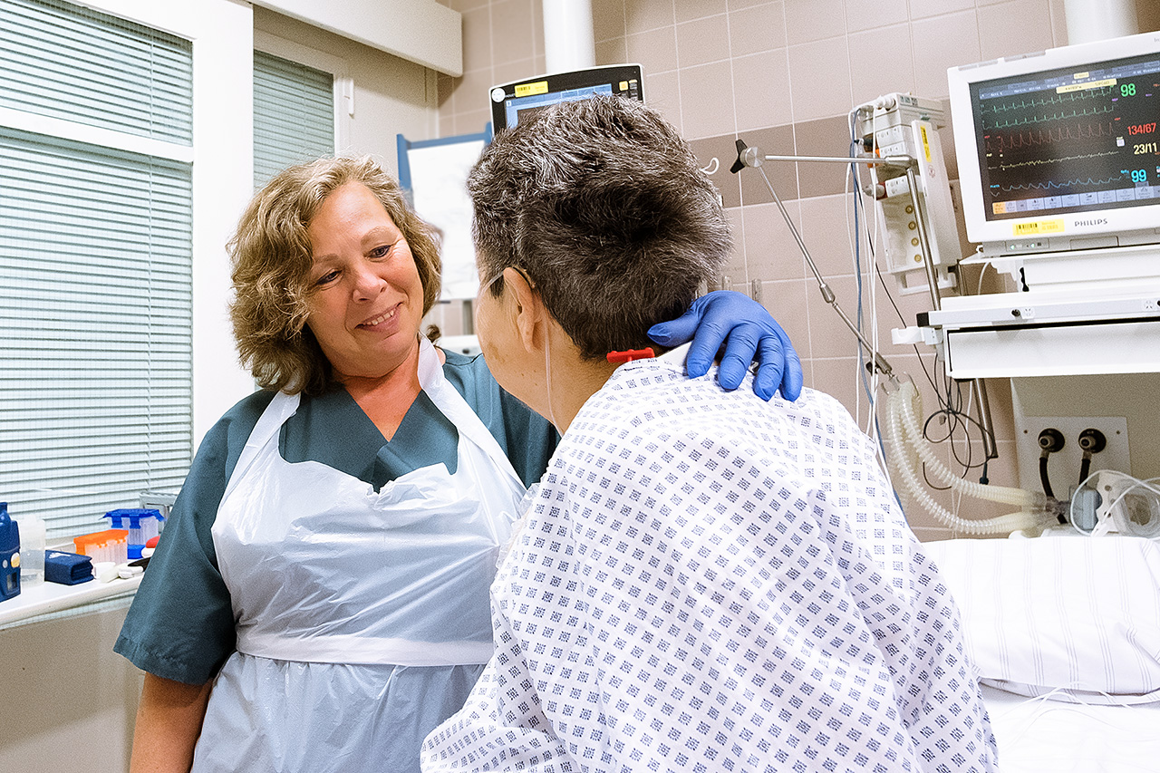 LMU Klinikum München: Auf der Intensivstation der Chirurgie wird eine Patientin mobilisiert.