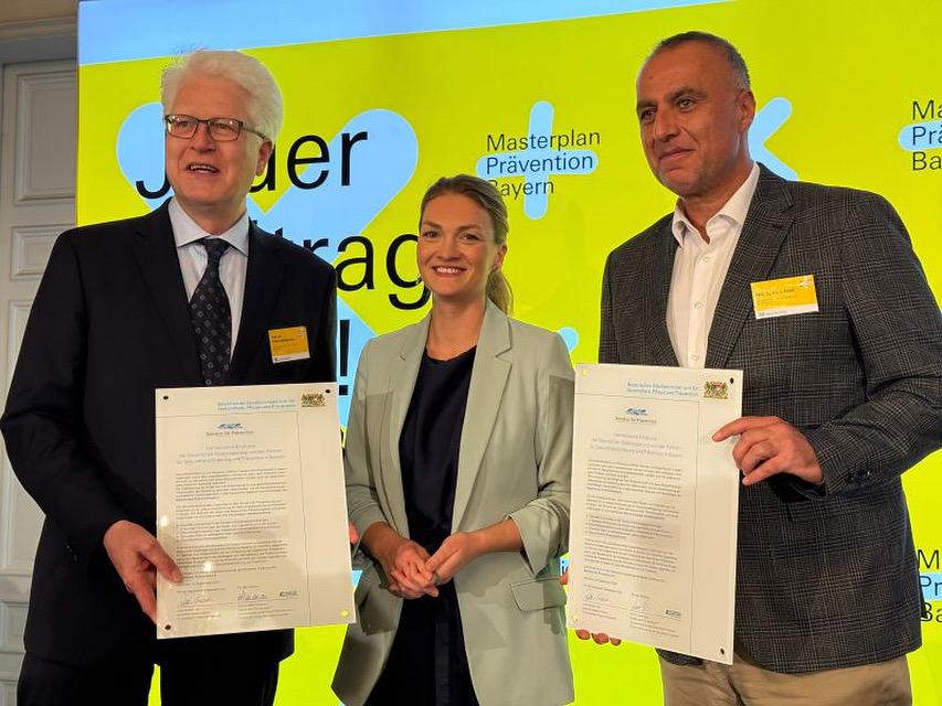 Urkundenübergabe durch Frau Gerlach