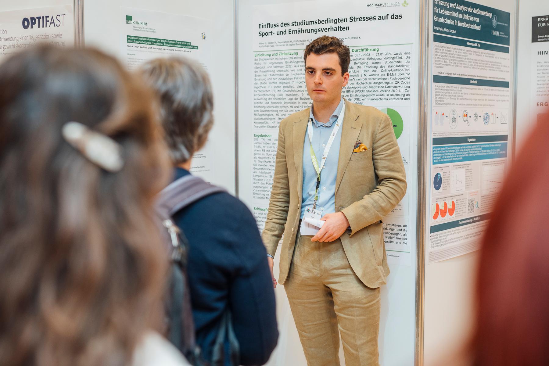 Doktorand Victor Azarm präsentiert den Abstract zu seinem Manuskript ...