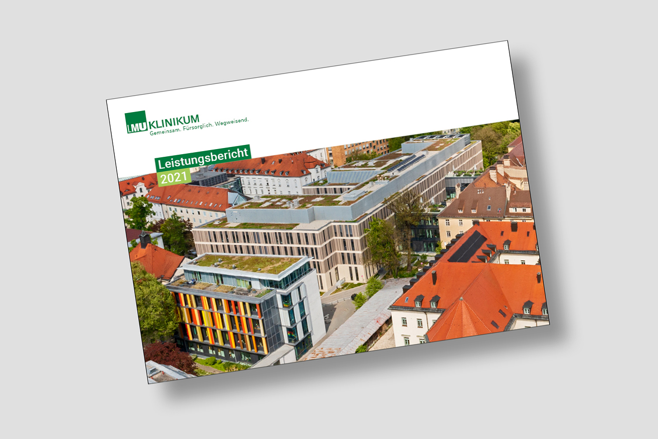 Die Titelseite des Leistungsberichts 2021 zeigt eine Luftaufnahme des Standorts Innenstadt