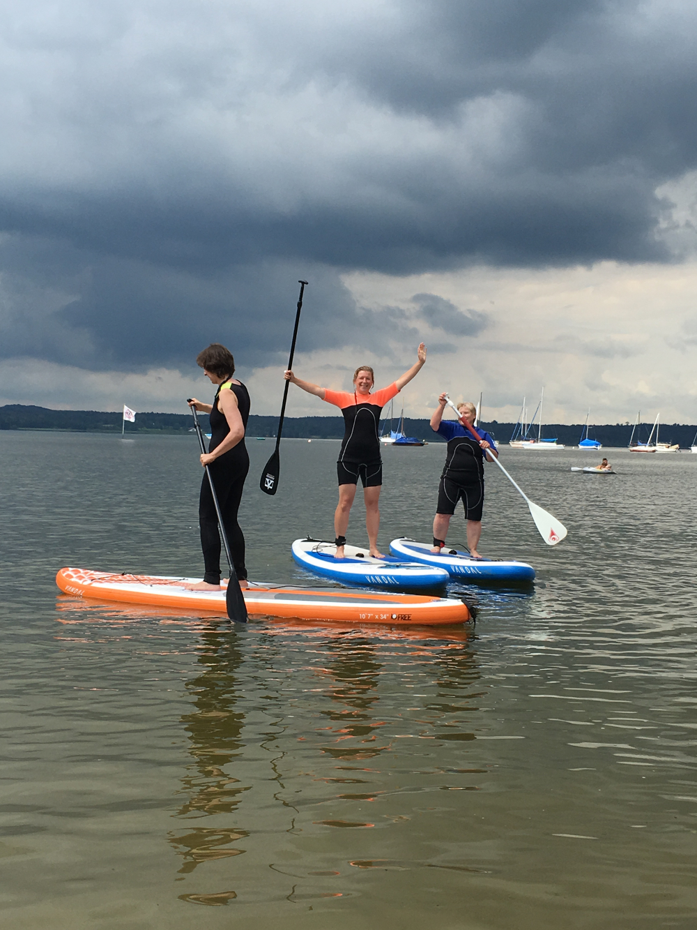 Bild: Draußen Aktiv-Programm-Teilnehmer beim Stand-up-Paddling