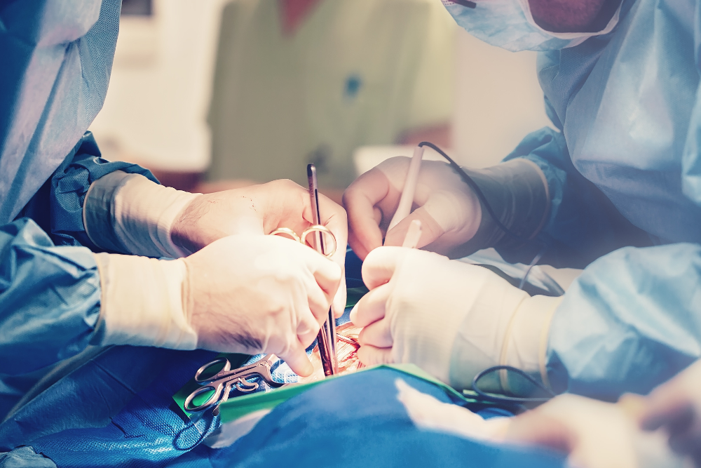 Bild: Medizinisches Team von Chirurgen im Krankenhaus, die minimalinvasive chirurgische Eingriffe durchführen. Operationssaal für Chirurgie mit Elektrokauterisierungsgeräten für das Herz-Kreislauf-Notfallchirurgiezentrum