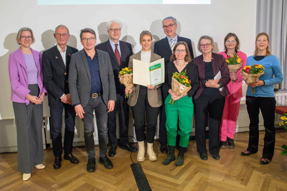 Personen auf dem Foto (V. l. n. r.): Gabriele Brückner (Geschäftsführerin BKG), Prof. Dr. med. Wolfgang Hiddemann (1. Vorsitzender lebensmut e.V.), Markus Besseler (Geschäftsführer BKG), Prof. Volker Heinemann (Präsident BKG), Franziska Weiher (Koordinatorin Patientenhaus), Prof. Dr. med. Markus Lerch (Ärztlicher Direktor LMU Klinikum), Angelika Amann (Sozialarbeiterin Krebsberatungsstelle Patientenhaus), Laudatorin: Dr. Christa Scholtissek (Ärztin, Verein IKARUS e.V.), Karen Abel, (Patientenbeirat des CCC München), Sylvia Tanzer-Küntzer (CCC München TU) - Fotograf: Marco Igel