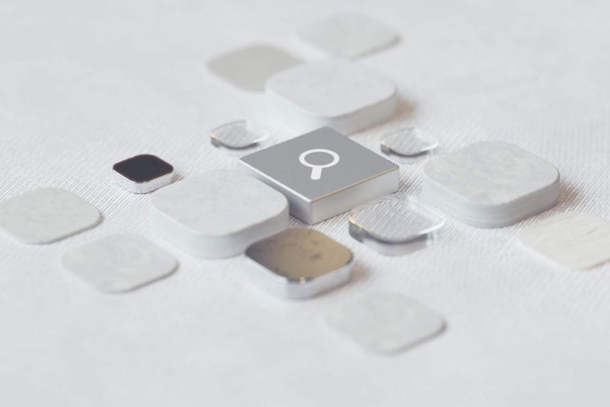 mehrere einzelne unterschiedliche Computertasten gruppiert auf einem Tischtuch als Symbol für eine Vereinfachung durch eine einheitliche Suchoberfläche